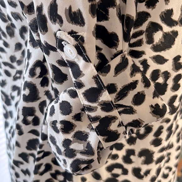 Talbots Leopard Button Collard Blouse Size XSmall - Picture 6 of 9